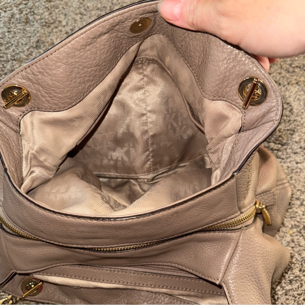 Michael Kors Tan Leather Shoulder Bag Gold Hardware - Picture 6 of 8